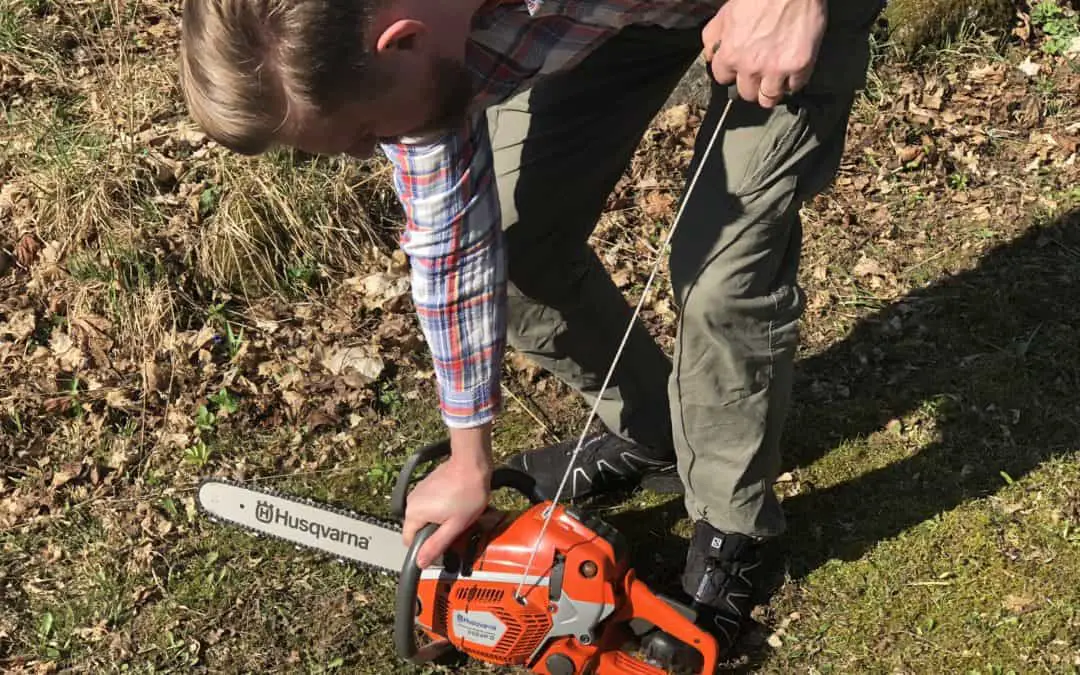 Hur Man Startar En Motorsåg: 15 Enkla Steg (Med Bilder)